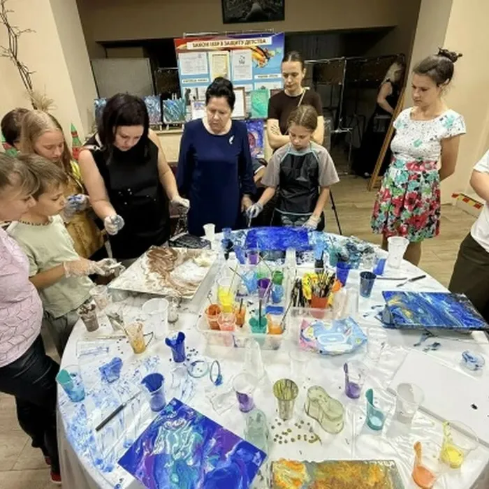Магия текучих красок чарует зрителей района