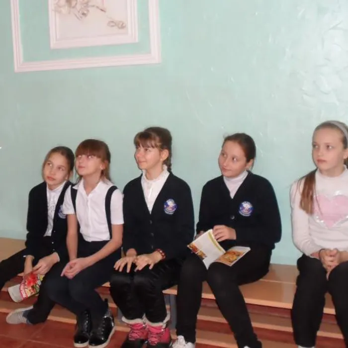 "Этих дней не смолкнет слава!"